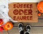 Süsses oder Saures - Schriftzug für Halloween mit Fledermäusen – Bild 3