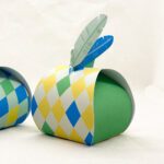 Geschenkbox Rauten blau / grün mit Federn - Geschenkschachtel Printable zu Ostern – Bild 4